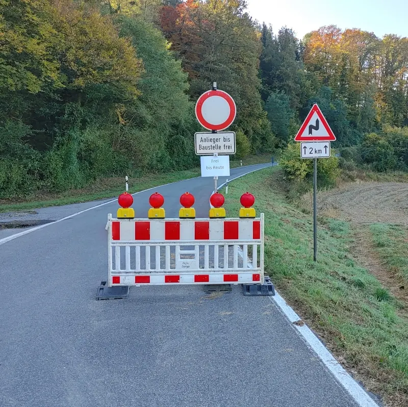 Verkehrsschild: Anlieger frei bis Baustelle.