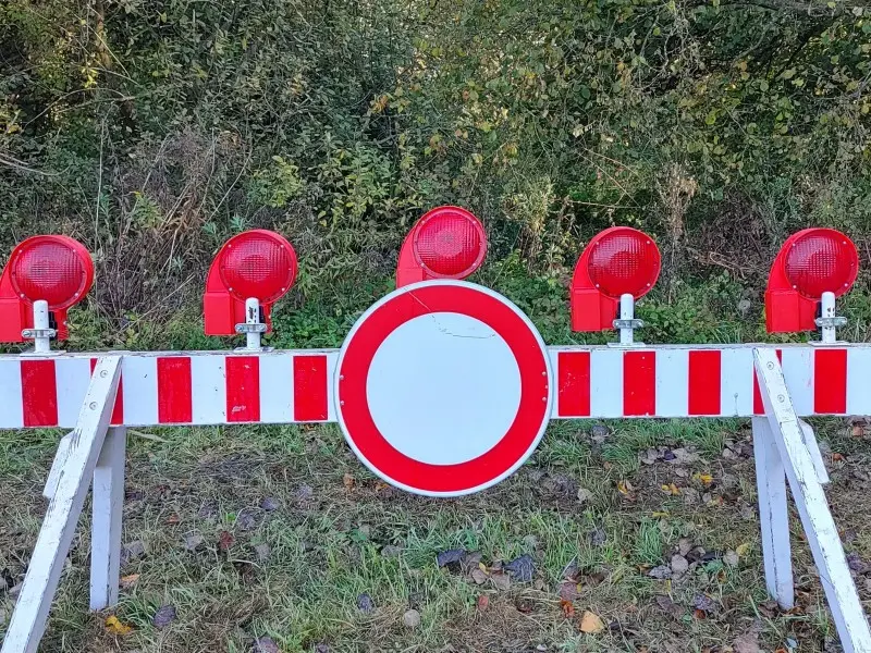 Bild: Barke mit Einfahr verboten Schild.